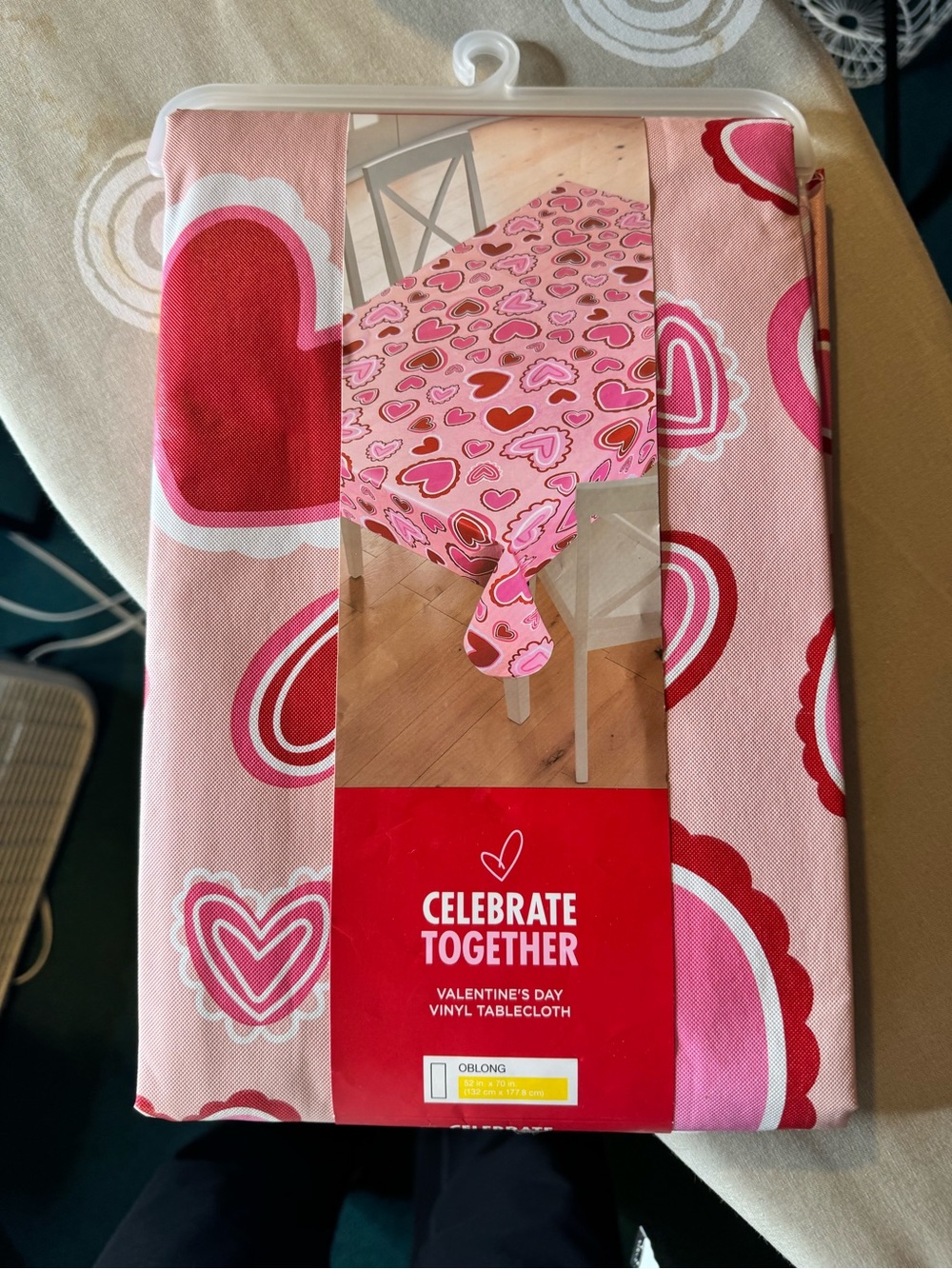 Celebrate Together Valentine Hearts Vinyl Tablecloth 52x70 Oblong Pink Red NWT - Picture 2 of 5